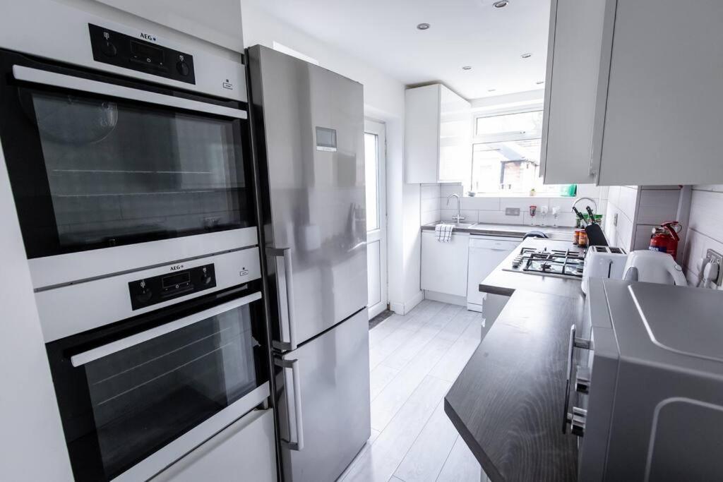 Windsor House 3 Bedrooms Sleeps 8 Manchester Dış mekan fotoğraf
